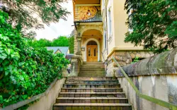 A Luhačovice kormányzati villa közvetlenül a fürdőpark mellett áll
