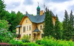 A Luhačovice kormányzati villa közvetlenül a fürdőpark mellett áll