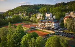 Mariánské Lázně: Luxusný Hotel Queens **** s neobmedzeným wellness centrom (bazén, vírivka, sauny) + polpenzia