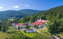 Polsko: Jizerské hory jen 2 km od Česka v Resortu Klinika Młodości s polopenzí a neomezeným wellness centrem