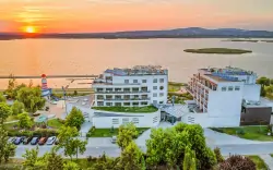 Maďarsko: Dovolená u jezera Velence ve Vital Hotelu Nautis ****+ s dvoupatrovým wellness a polopenzí + herna