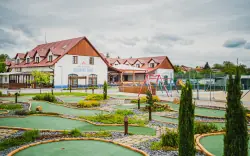 Slovácký dvůr v chatkách i penzionu se snídaní/polopenzí, přírodním koupalištěm a nejen sportovním vyžitím