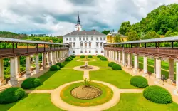 Pobyt u zámku v Hotelu Lysice *** s polopenzí a každodenním vstupem do wellness (vířivka, sauny) + láhev vína