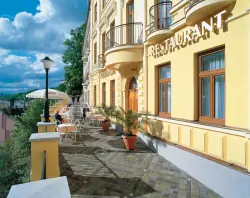 Karlove Vary v centre: 4* Hotel Jean de Carro s raňajkami/polpenziou a neobmedzeným wellness + masáž a zľava