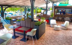 Ülőhellyel rendelkező étterem, Hotel Grajski Dvor