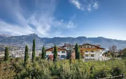 Tirol: Szállás Meran közelében a Hotel Landhaus Kristall ****-ban félpanzióval, medencével és szaunákka