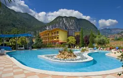 Basen z leżakami, Garda Sporting Club Hotel ****, Riva del Garda (TN), Włochy