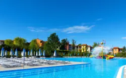 Veneto 2 km od Lago di Garda v rezorte Belvedere Village s raňajkami alebo polpenziou a 3 bazénmi + animácie