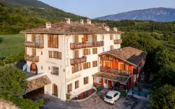 Pobyt wellness w regionie Trentino: Hotel Relais Vecchio Maso **** z obiadokolacją, basenami i saunami + wino