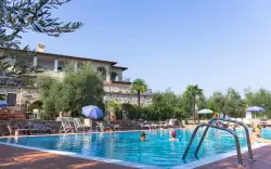 Kültéri medence, San Rocco Relais, Soiano del lago (BS), Olaszország