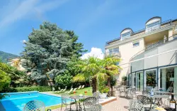 Medence + napozóterasz, Hotel Villa Laurus ***, Meran, Olaszország
