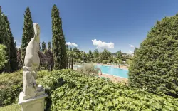 Zöldövezettel körülvett medence, Hotel Des Bains Terme ****, Montegrotto Terme (PD), Olaszország