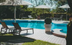 Bazén s lehátky, Wellness hotel Riva del Sole ****, Moniga del Garda (BS), Itálie