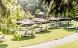 Kert napozóágyakkal, AVITA Therme Bad Tatzmannsdorf, Bad Tatzmannsdorf, Ausztria