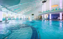 Krytý bazén, Kurhotel Pyramide Sibyllenbad ****, Bad Neualbenreuth, Německo