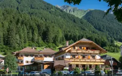 Pobyt v jižním Tyrolsku u přírodního parku Rieserferner-Ahrn: 4* Santeshotel s polopenzí, bazénem a saunami
