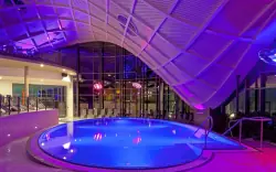 Hesensko: Hotel an der Therme Bad Orb přímo propojený s termály + snídaně, vnitřní a venkovní bazény a sauny
