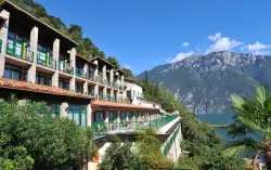 Itálie 800 m od Lago di Garda: Hotel La Limonaia *** s polopenzí, vnitřním i venkovním bazénem + sleva na golf