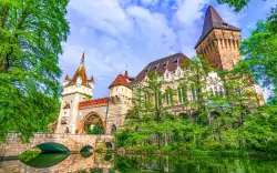 Naprzeciw hotelu rozciąga się park z zamkiem Vajdahunyad