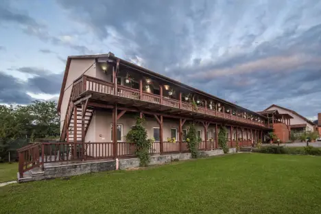 Dwupiętrowy budynek, Sweet-Life Wellness Apartments, Egerszalók, Egerszalók, Węgry