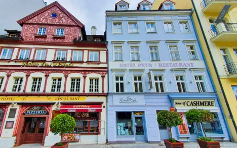 Hotel Petr *** najdete v centru Karlových Varů, kolonáda