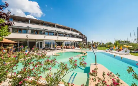 Zažijte dokonalou dovolenou, Golden Lake Resort Hotel ****
