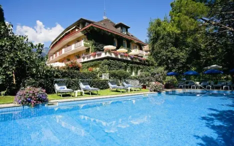 Basen z leżakami, Hotel Juliane ****, Merano, Włochy