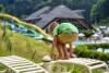 Gyerek a mászókán, NaturHotel Snovik ****, Laze v Tuhinju, Savinja Alpok, Szlovénia