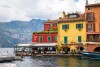 Színes házak a tónál, Campagnola, Malcesine (VR), Olaszország