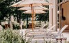 Taras z leżakami, Der Eisvogel – Wellness- & Genusshotel ****, Bad Gögging, Niemcy