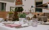 Kültéri asztal borral, Boutiquehotel Zum Goldenen Hirschen, Gmunden, Ausztria