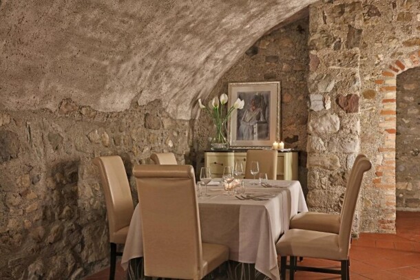 Kőből épült étterem, San Rocco Relais, Soiano del Lago (BS), Olaszország