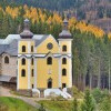 Kostel se skleněnou střechou v Neratově