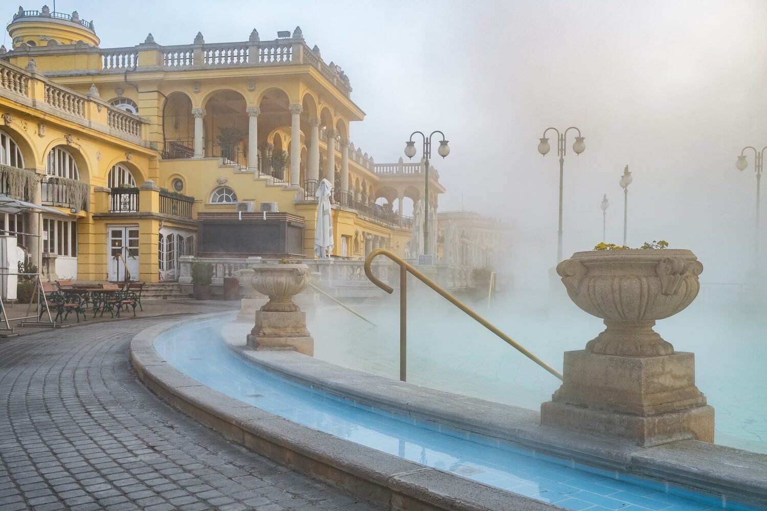 A Széchenyi fürdő szabadtéri termálmedencéje reggeli párában